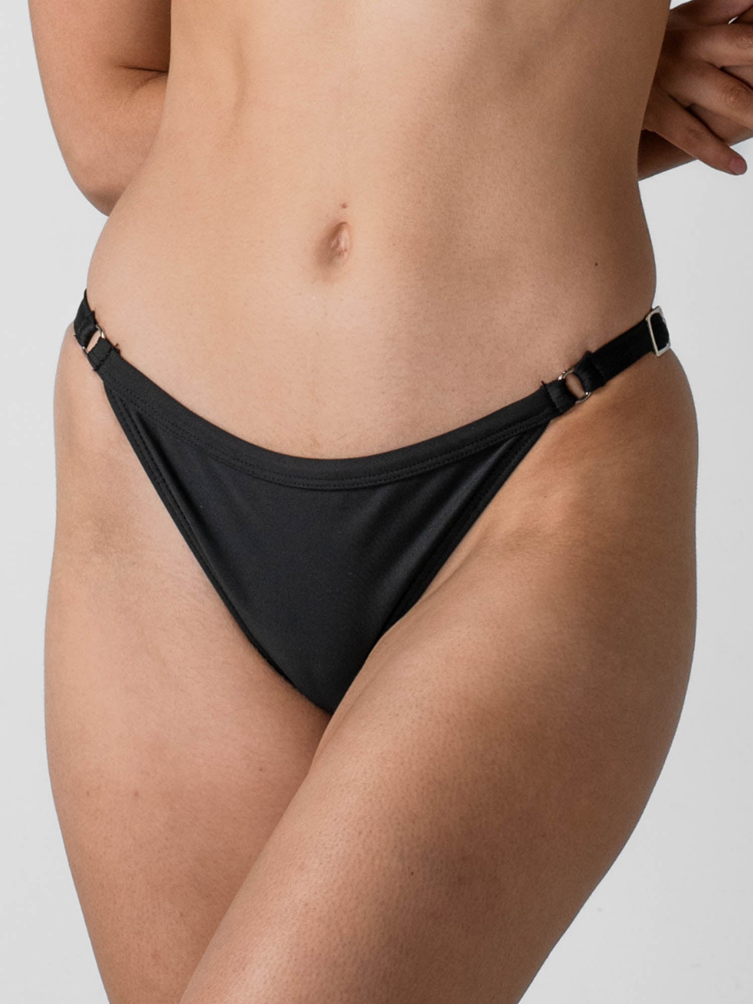 Bottom de Bikini Daikiri Mujer Calzón Ajustable Costados Negro Protección UV50+ Delante