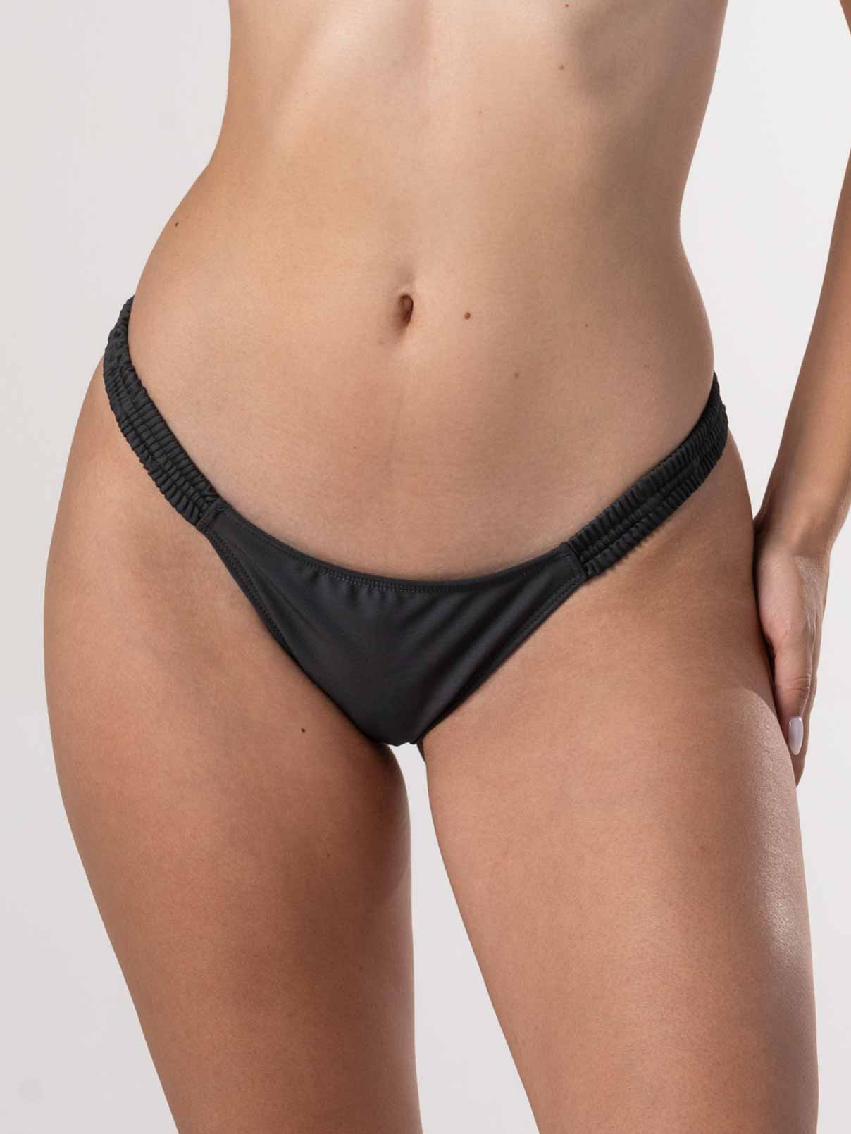 Bottom de Bikini Daikiri Mujer Calzón Fruncido Costados Gris Grafito Protección UV50+ Delante
