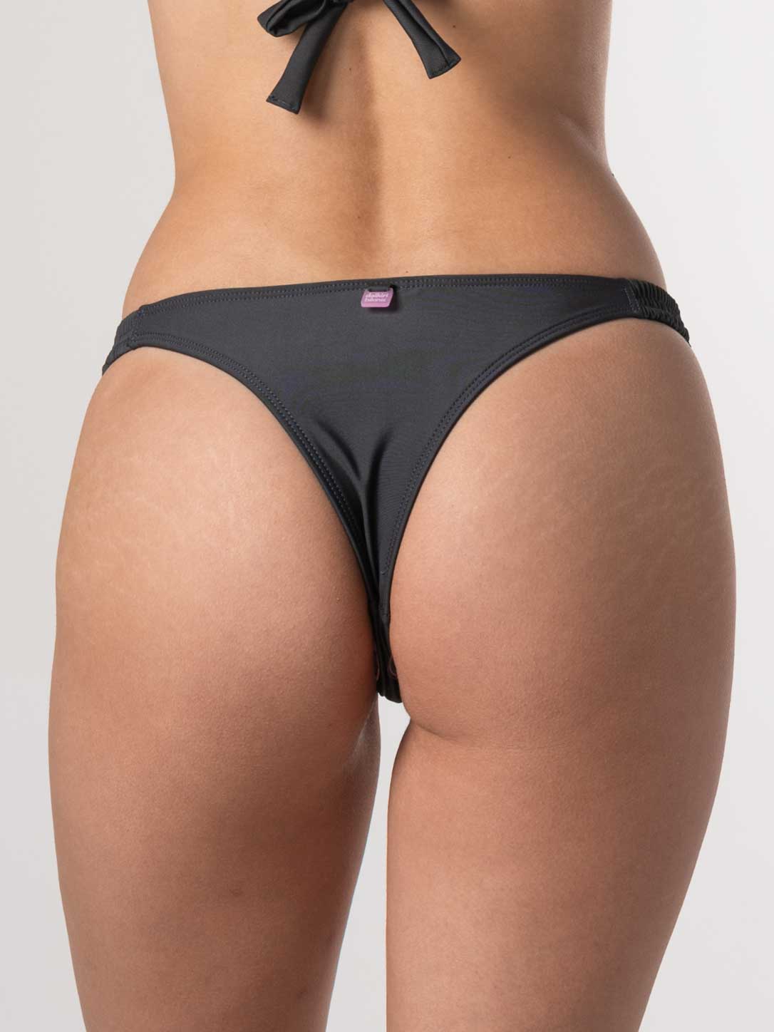 Bottom de Bikini Daikiri Mujer Calzón Fruncido Costados Gris Grafito Protección UV50+ Detras