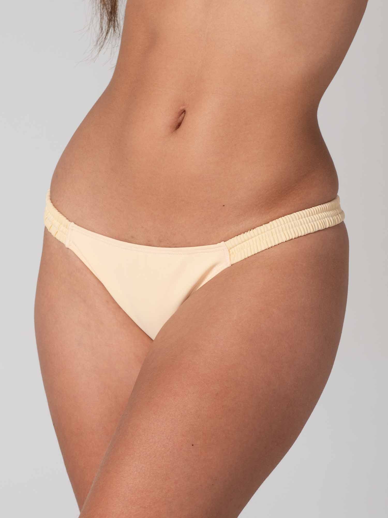 Bottom de Bikini Daikiri Mujer Calzón Fruncido Costados Crema Protección UV50+ Delante