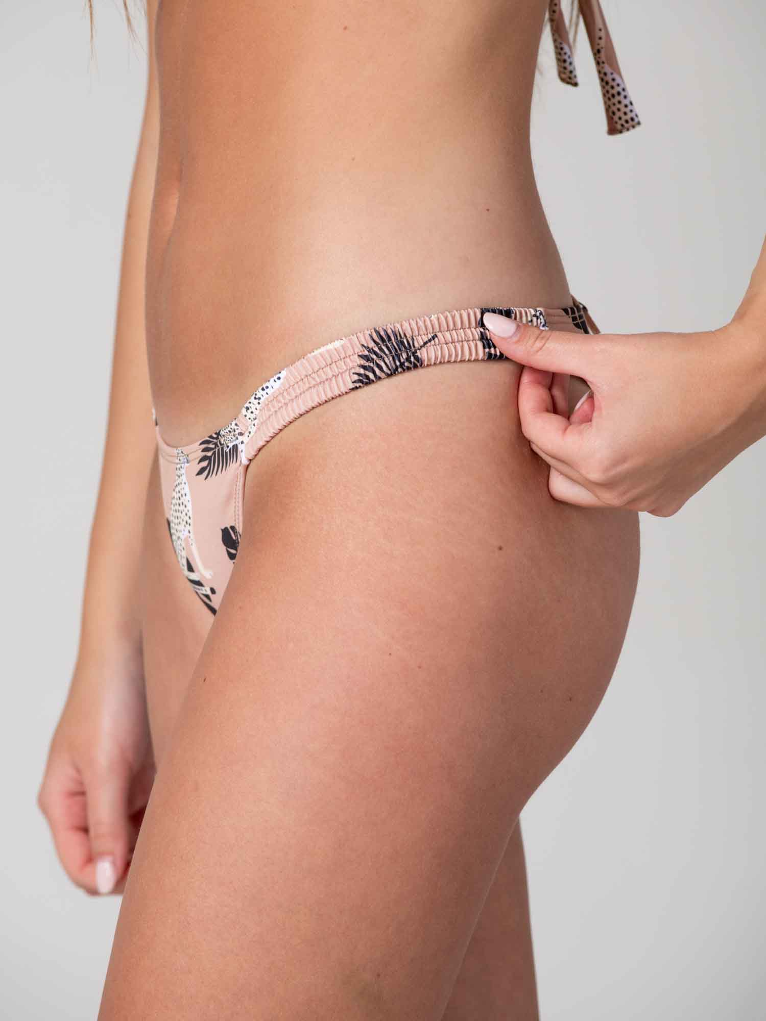 Bottom de Bikini Daikiri Mujer Calzón Fruncido Costados Selva Leopardo Café Protección UV50+ Tercera