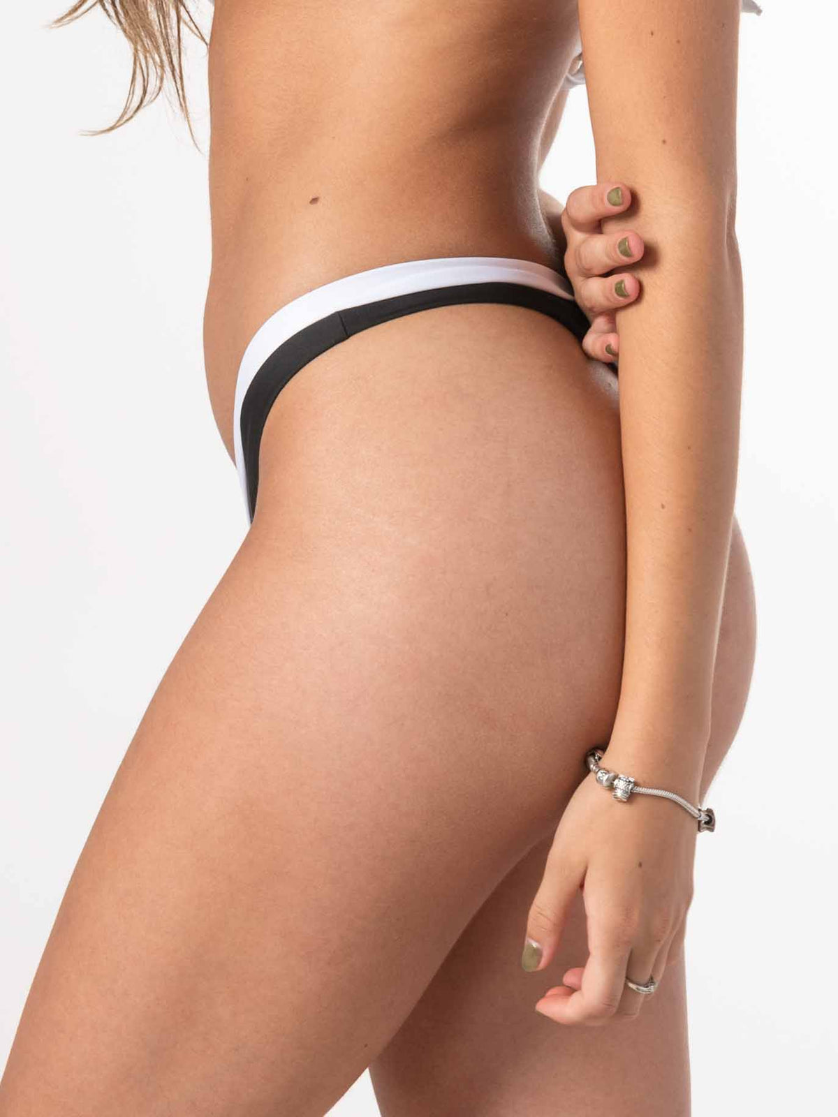 Bottom de Bikini Daikiri Mujer Calzón Rebajado Sin Elasticos Negro Blanco Protección UV50+ Tercera