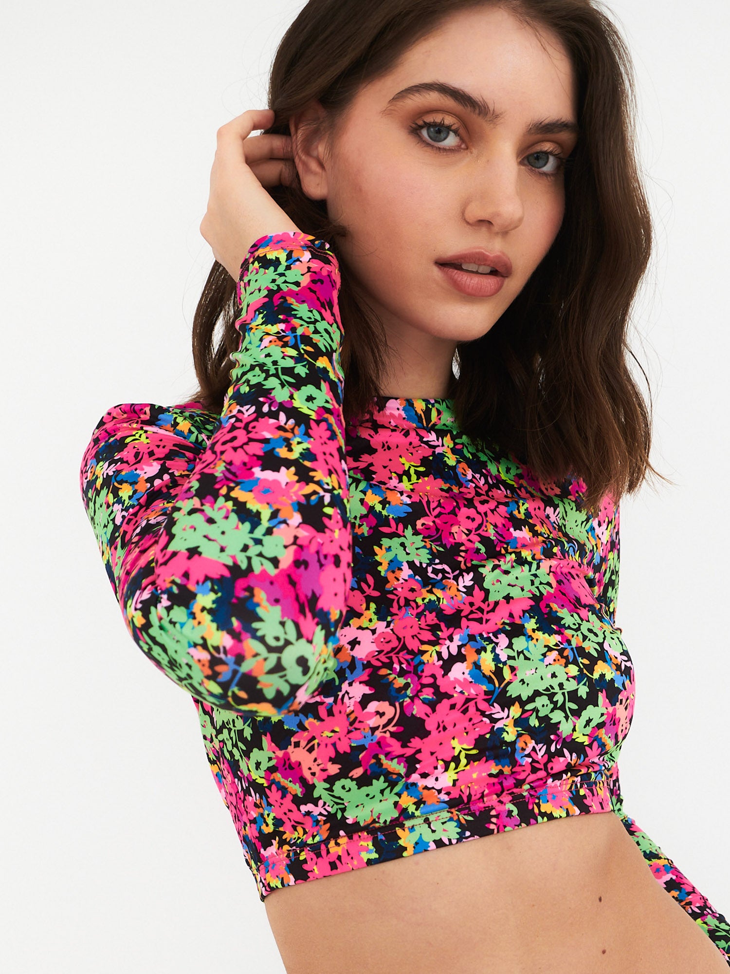 Polera Surf Daikiri Mujer Manga Larga Espalda Abierta Flores Negro Rosa Flúor Protección UV50+ Delante