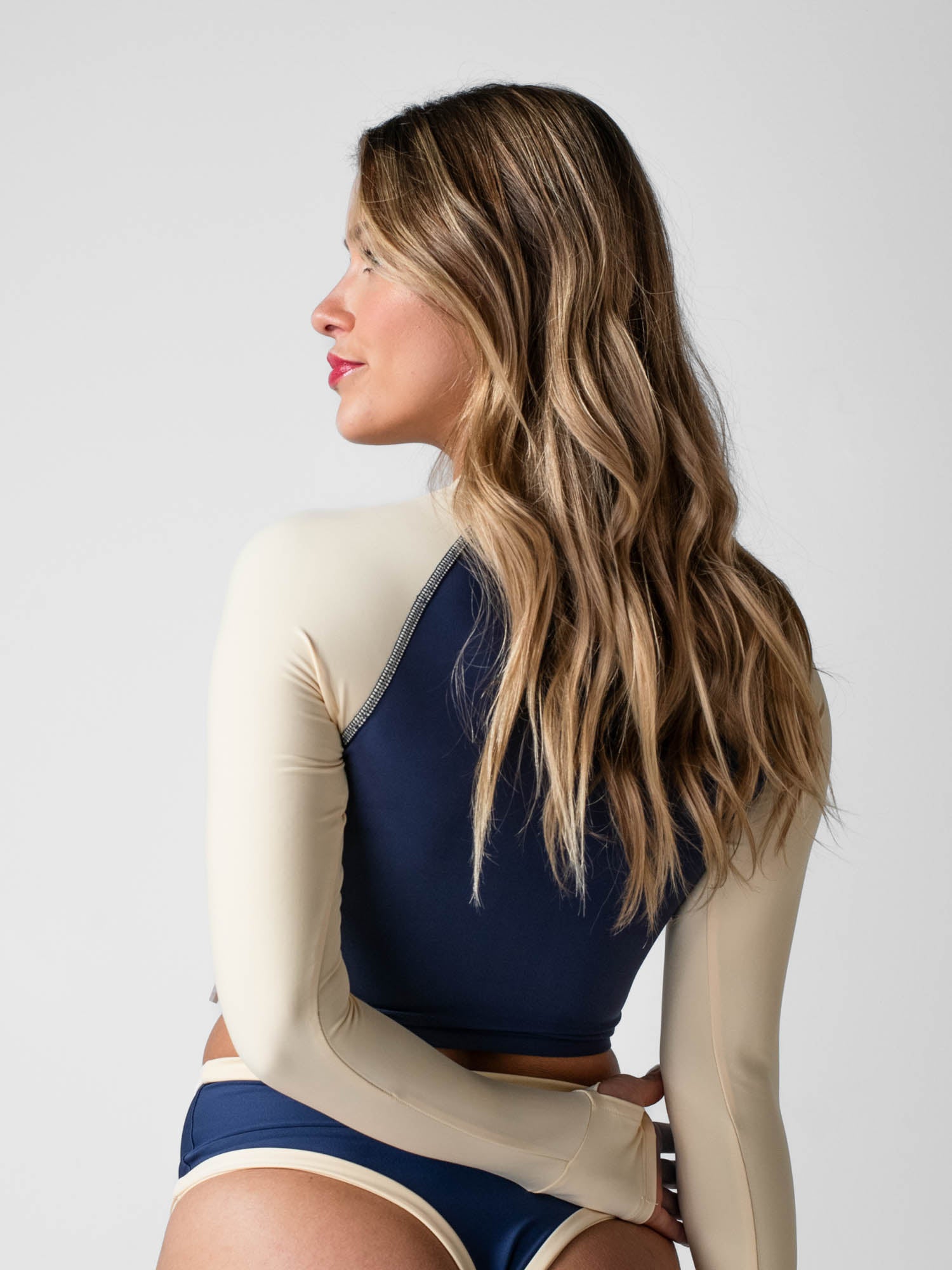 Polera Surf Daikiri Mujer Corta Manga Larga Azul Marino Crema Protección UV50+ Cuarta