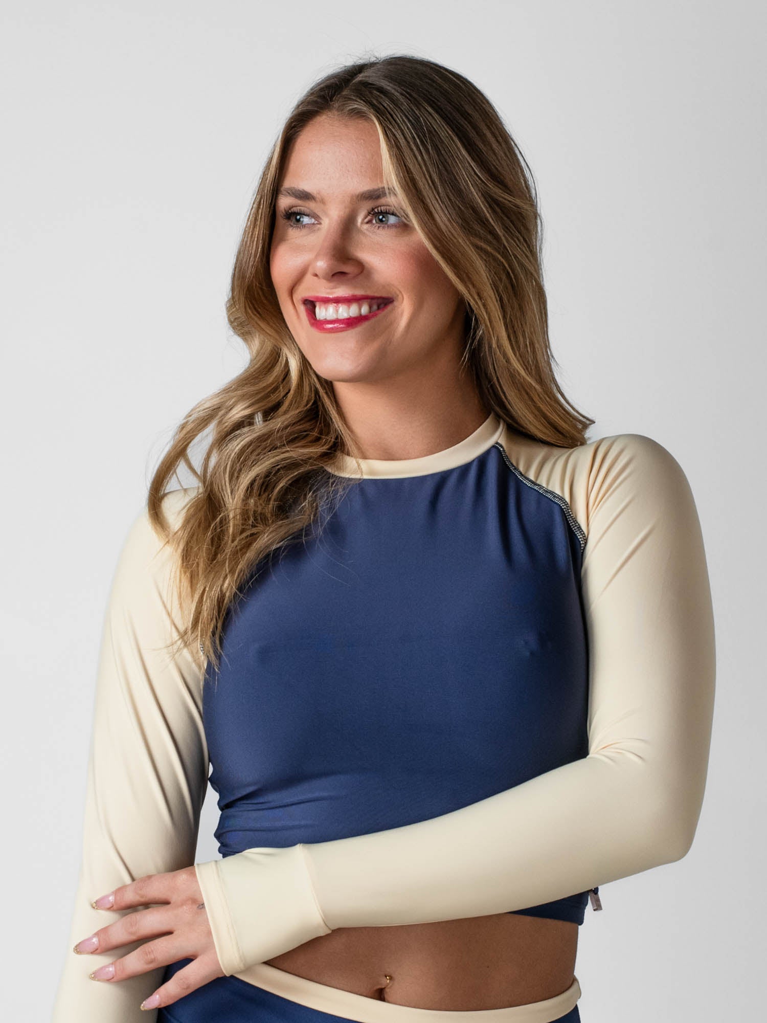 Polera Surf Daikiri Mujer Corta Manga Larga Azul Marino Crema Protección UV50+ Delante