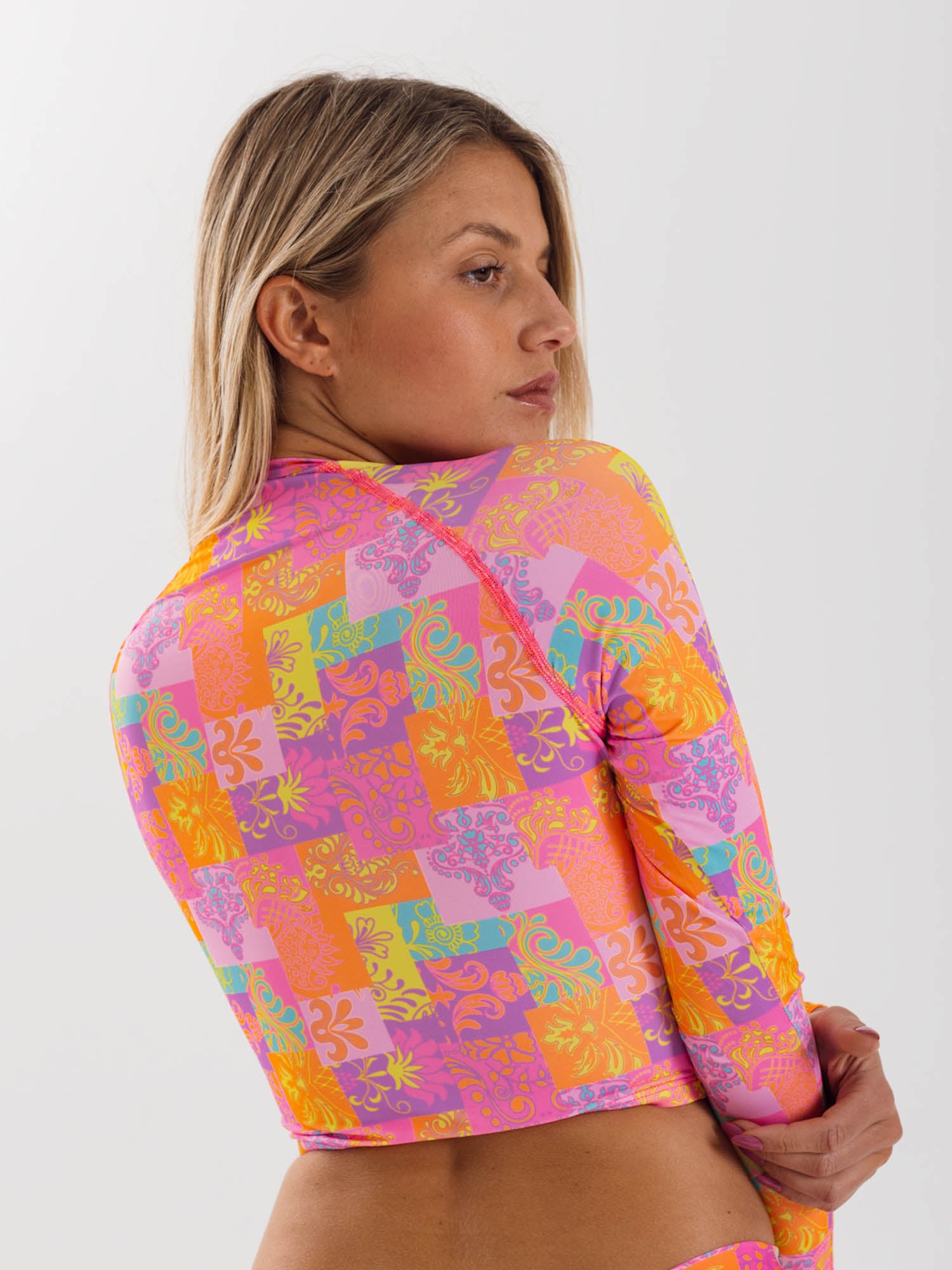 Polera Surf Daikiri Mujer Corta Manga Larga Patchwork Naranjo Flúor Protección UV50+ Detras