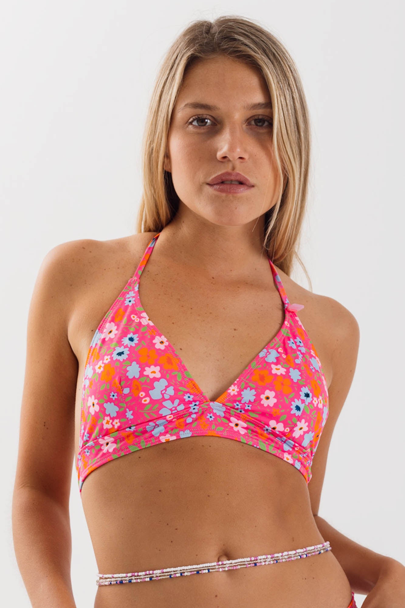 Top de Bikini Daikiri Mujer Triángulo Fijo Flores Fucsia Flúor Protección UV50+ Delante