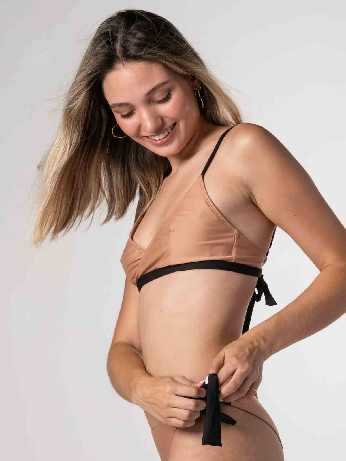 Top de Bikini Daikiri Mujer Triángulo Cruzado Cafe con Negro Protección UV50+ Secundaria